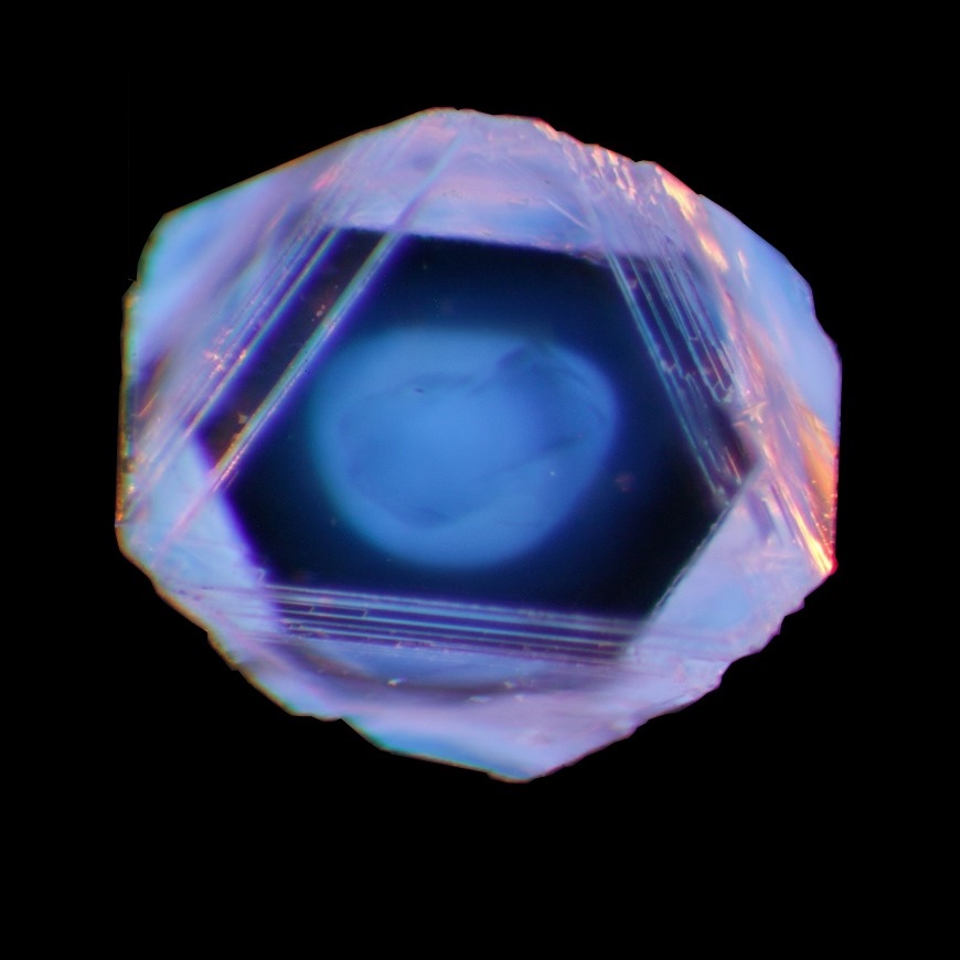 acam-koninklijke-academie-voor-mineralogie-de-grootste-fluorescentievitrine-van-Europa-foto-E-AELBRECHT-S3 (40x DoF 0.75mm stone = 1.32mm wide)